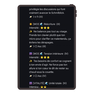 Tablette intégrant la présentation des énergies lunaires traversant un utilisateur d'AzimutDaily sur la journée avec le matin, le midi, le soir et la nuit. Les 4 points d'analyse s'affichent automatiquement pour un vibe-check quotidien 